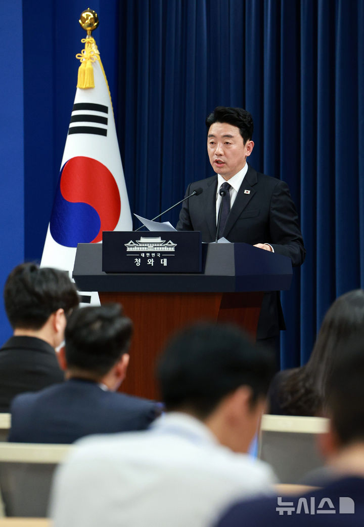 [서울=뉴시스] 고범준 기자 = 강훈식 비서실장이 15일 청와대 춘추관에서 전략경제협력 대통령특사 활동 결과 관련 브리핑을 하고 있다. 2026.04.15. bjko@newsis.com