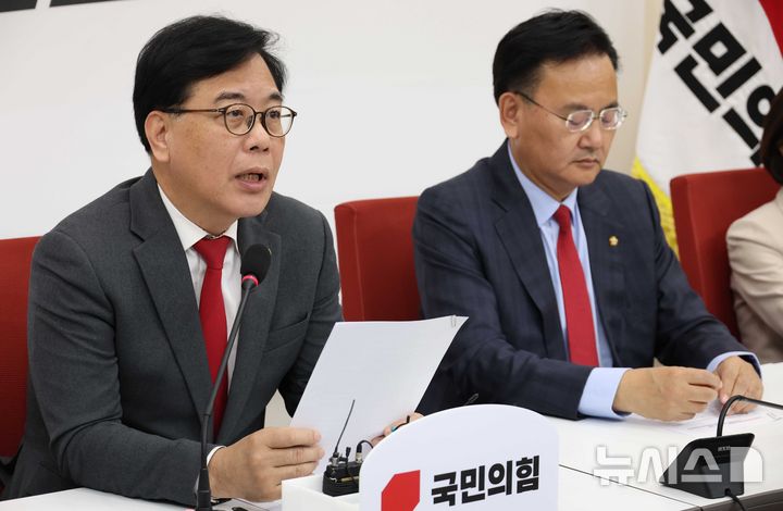 [서울=뉴시스] 조성봉 기자 = 송언석 국민의힘 원내대표가 15일 오후 서울 여의도 국회에서 기자간담회를 열고,  '윤석열 정권 정치검찰 조작기소 의혹사건 진상규명 국정조사 특별위원회'가 개최한 쌍방울 대북송금 사건 청문회 관련 규탄 발언을 하고 있다. 2026.04.15. suncho21@newsis.com