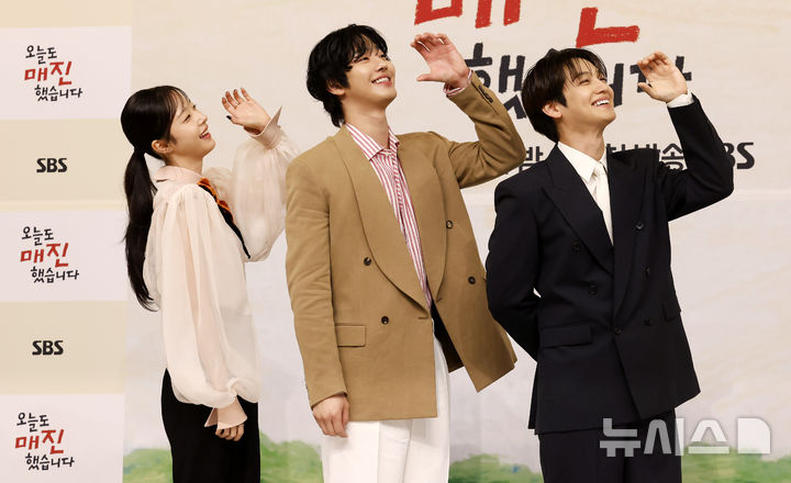 [서울=뉴시스] 김혜진 기자 = 배우 채원빈(왼쪽부터), 안효섭, 김범이 15일 오후 서울 양천구 목동 SBS에서 열린 SBS 새 수목드라마 '오늘도 매진했습니다' 제작발표회에서 포즈를 취하고 있다. 2026.04.15. jini@newsis.com