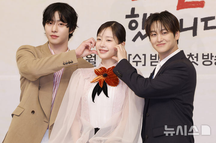 [서울=뉴시스] 김혜진 기자 = 배우 안효섭(왼쪽부터), 채원빈, 김범이 15일 오후 서울 양천구 목동 SBS에서 열린 SBS 새 수목드라마 '오늘도 매진했습니다' 제작발표회에서 포즈를 취하고 있다. 2026.04.15. jini@newsis.com