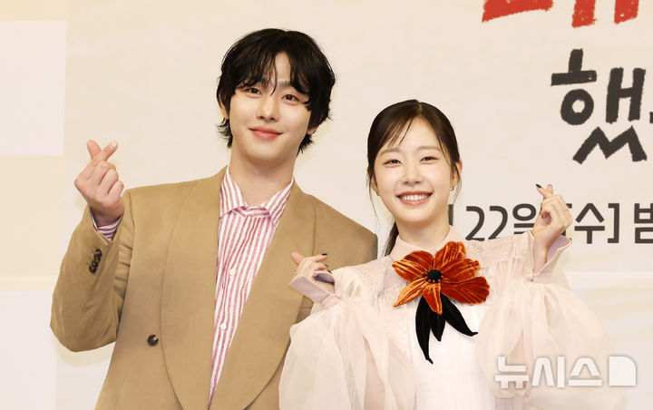 [서울=뉴시스] 김혜진 기자 = 배우 안효섭(왼쪽), 채원빈이 15일 오후 서울 양천구 목동 SBS에서 열린 SBS 새 수목드라마 '오늘도 매진했습니다' 제작발표회에서 포즈를 취하고 있다. 2026.04.15. jini@newsis.com