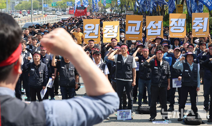 [서울=뉴시스] 권창회 기자 = 금속노조 조합원들이 지난 4월 15일 서울 서초구 현대차그룹 본사 인근에서 열린 현대차그룹 원청교섭 쟁취 금속노조 결의대회에서 구호를 외치고 있다. 2026.04.15. kch0523@newsis.com