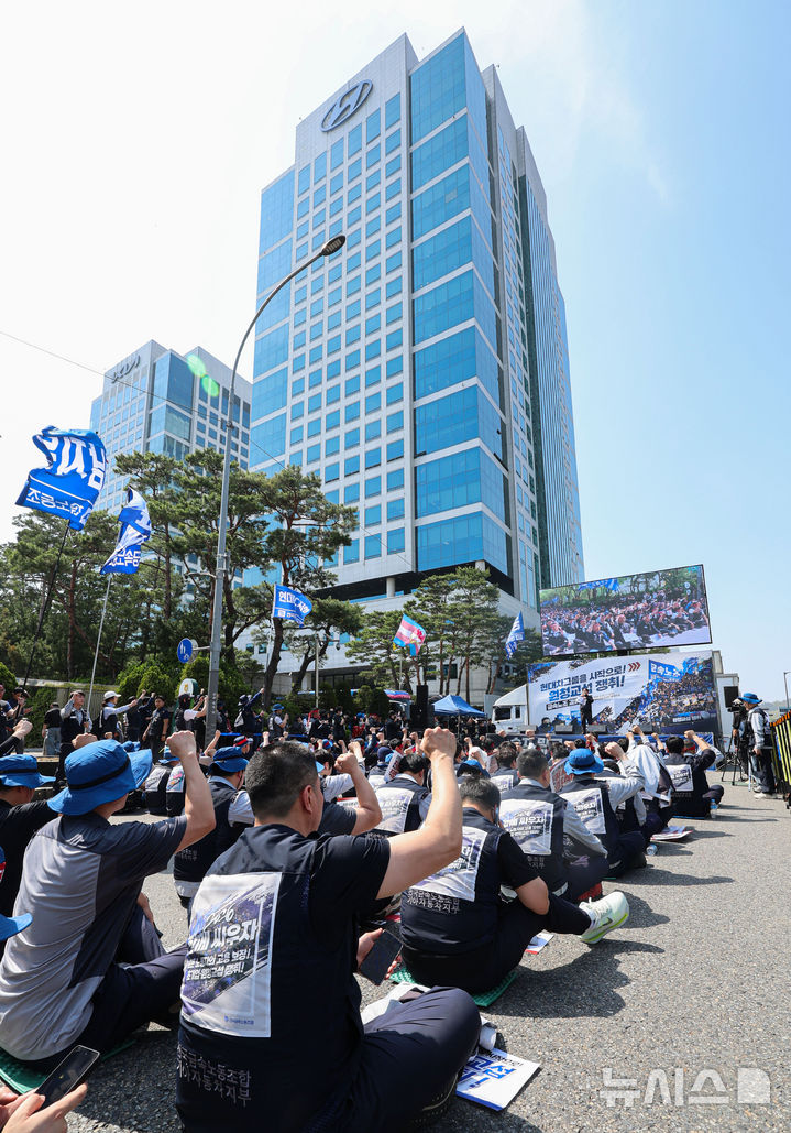 [서울=뉴시스] 권창회 기자 = 금속노조 조합원들이 15일 서울 서초구 현대차그룹 본사 인근에서 열린 현대차그룹 원청교섭 쟁취 금속노조 결의대회에서 구호를 외치고 있다. 2026.04.15. kch0523@newsis.com