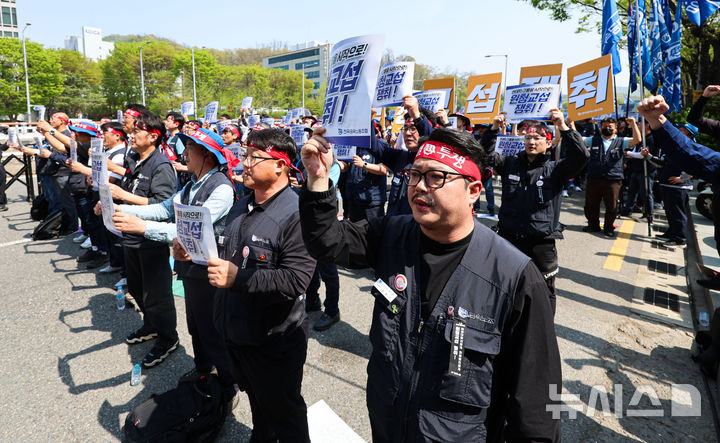 [서울=뉴시스] 권창회 기자 = 금속노조 조합원들이 15일 서울 서초구 현대차그룹 본사 인근에서 열린 현대차그룹 원청교섭 쟁취 금속노조 결의대회에서 구호를 외치고 있다. 2026.04.15. kch0523@newsis.com
