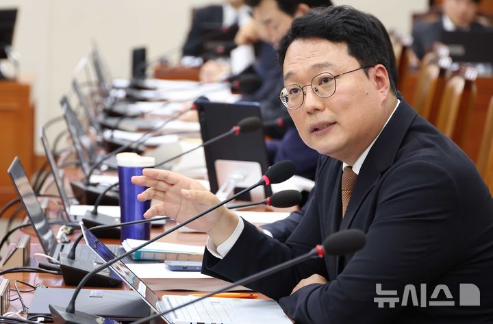 [서울=뉴시스] 조성봉 기자 = 천하람 개혁신당 원내대표가 15일 오후 서울 여의도 국회 재정경제기획위원회에서 열린 신현송 한국은행 총재 후보자 인사청문회에서 질의를 하고 있다. 2026.04.15. suncho21@newsis.com