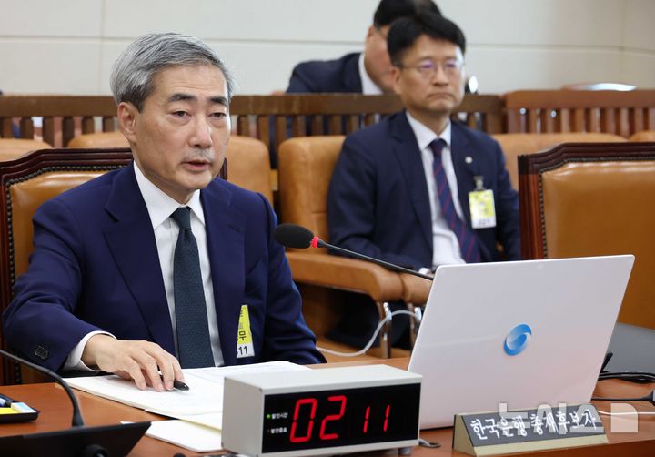 [서울=뉴시스] 조성봉 기자 = 신현송 한국은행 총재 후보자가 15일 오후 서울 여의도 국회 재정경제기획위원회에서 열린 인사청문회에서 의원 질의에 답변을 하고 있다. 2026.04.15. suncho21@newsis.com