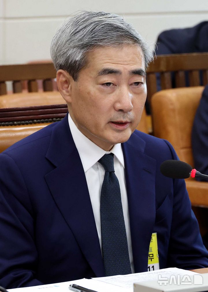 [서울=뉴시스] 조성봉 기자 = 신현송 한국은행 총재 후보자가 15일 오후 서울 여의도 국회 재정경제기획위원회에서 열린 인사청문회에서 의원 질의에 답변을 하고 있다. 2026.04.15. suncho21@newsis.com