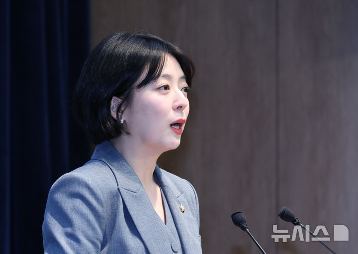 [서울=뉴시스] 김금보 기자 = 배현진 국민의힘 서울시당위원장 겸 공천관리위원장이 15일 오후 서울 여의도 국회 소통관에서 은평구를 청년 특구로 지정하고 청년 후보를 공천하는 내용을 골자로 하는 기자회견을 하고 있다. 2026.04.15. kgb@newsis.com