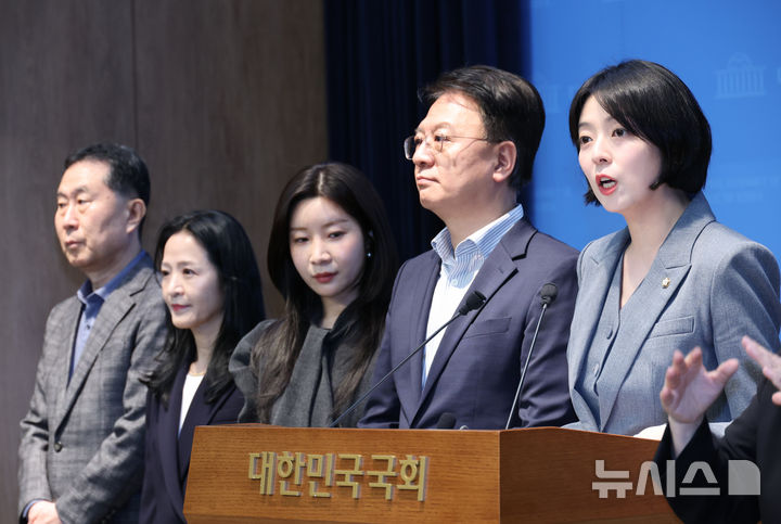 [서울=뉴시스] 김금보 기자 = 배현진 국민의힘 서울시당위원장 겸 공천관리위원장이 15일 오후 서울 여의도 국회 소통관에서 은평구를 청년 특구로 지정하고 청년 후보를 공천하는 내용을 골자로 하는 기자회견을 하고 있다. 2026.04.15. kgb@newsis.com