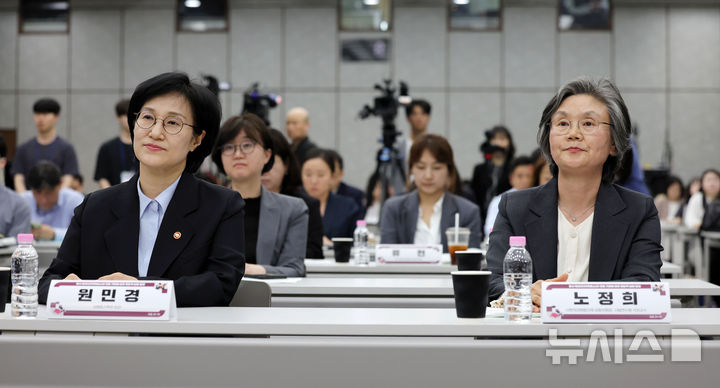 [서울=뉴시스] 홍효식 기자 = 원민경(왼쪽) 성평등가족부 장관과 노정희 사회적대화협의체 공동위원장이 15일 오후 서울 중구 은행회관 국제회의실에서 열린 형사 미성년자(촉법소년) 연령 기준에 관한 제도적 보완 방안 포럼에 참석해 있다. 2026.04.15. yesphoto@newsis.com