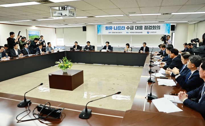 [서울=뉴시스] 김정관 산업통상부 장관이 15일 오후 서울 종로구 석탄회관에서 열린 '나프타·원유 수급 대응 점검회의'에 참석해 발언하고 있다. (사진=산업통상부 제공) 2026.04.15. photo@newsis.com *재판매 및 DB 금지