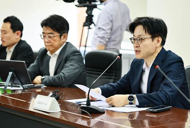 [서울=뉴시스] 김정관 산업통상부 장관이 15일 오후 서울 종로구 석탄회관에서 열린 '나프타·원유 수급 대응 점검회의'에 참석해 발언하고 있다. (사진=산업통상부 제공) 2026.04.15. photo@newsis.com *재판매 및 DB 금지