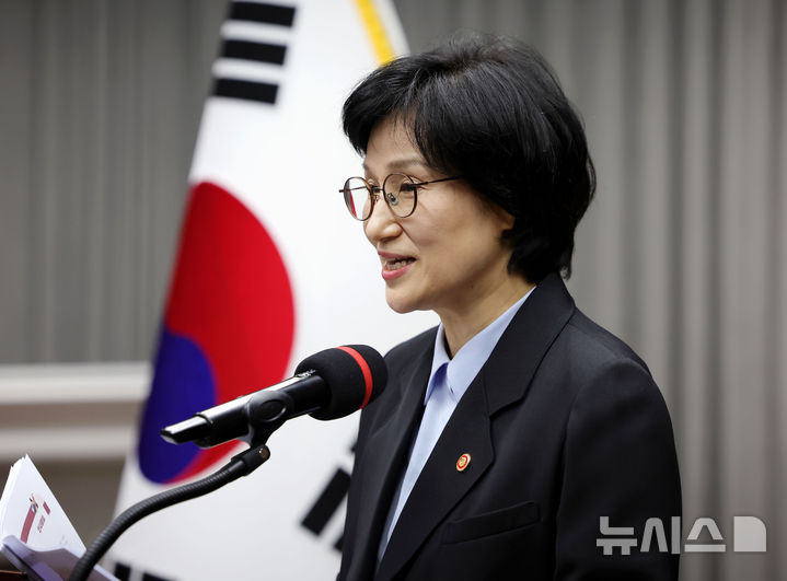 [서울=뉴시스] 홍효식 기자 = 원민경 성평등가족부 장관이 15일 오후 서울 중구 은행회관 국제회의실에서 열린 형사 미성년자(촉법소년) 연령 기준에 관한 제도적 보완 방안 포럼에서 인사말하고 있다. 2026.04.15. yesphoto@newsis.com