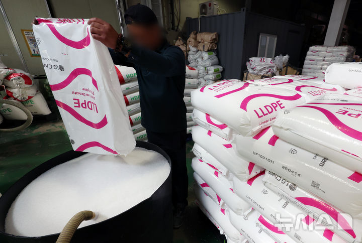 [안산=뉴시스] 조성우 기자 = 나프타에 이어 나프타에서 생산되는 석유화학 원료 7종에 대한 매점매석 금지 및 긴급수급조정조치가 시행된 15일 경기 안산시의 한 종량제 봉투 등 비닐 생산 업체에서 직원이 폴리에틸렌 원료를 점검하고 있다. 정부는 석유화학제품의 수급 차질을 예방하고 공급망을 안정적으로 관리하기 위해 '석유화학제품 원료 등의 매점매석 금지 및 긴급수급조정에 관한 규정'을 고시하고, 이날 0시부터 석유화학 기초유분에 대한 긴급 수급조정 조치를 시행했다. 이번 조치에 따라 에틸렌·프로필렌·부타디엔·벤젠·톨루엔·자일렌·기타 유분 등 7개 기초유분이 매점매석 금지 대상에 포함됐다. 2026.04.15. xconfind@newsis.com