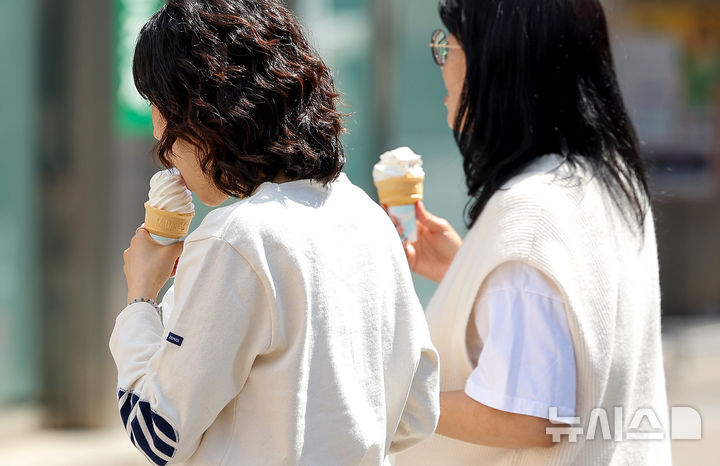 [대구=뉴시스] 이무열 기자 = 대구 낮 최고기온이 25도까지 오르며 초여름 날씨를 보인 15일 대구 중구 동성로에서 시민들이 아이스크림을 먹고 있다. 2026.04.15. lmy@newsis.com