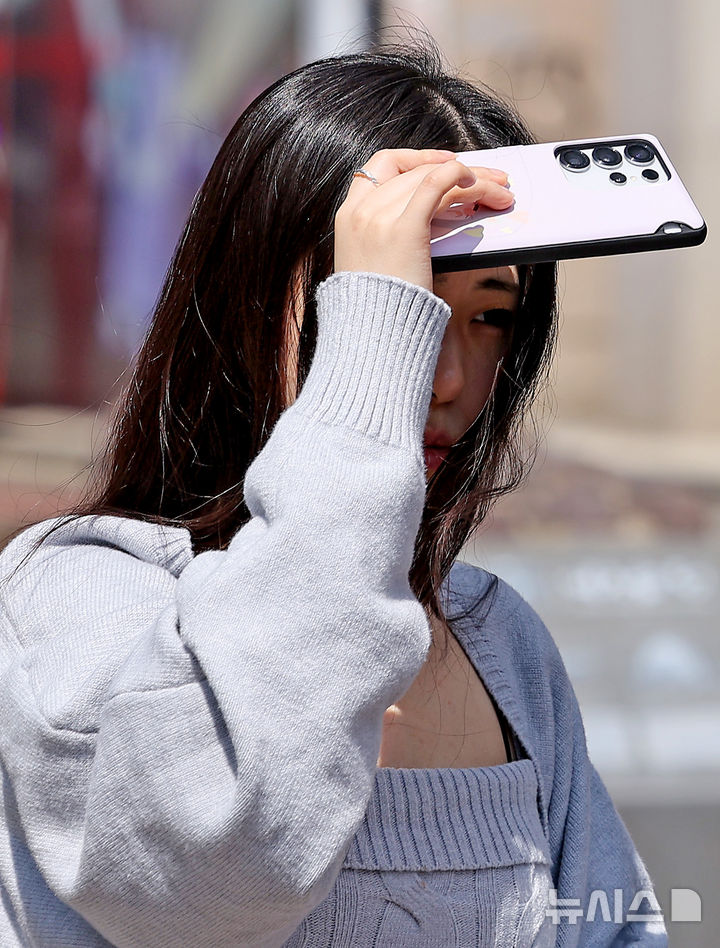 [대구=뉴시스] 이무열 기자 = 대구 낮 최고기온이 25도까지 오르며 초여름 날씨를 보인 15일 대구 중구 동성로에서 한 시민이 휴대폰으로 햇빛을 가린 채 이동하고 있다. 2026.04.15. lmy@newsis.com