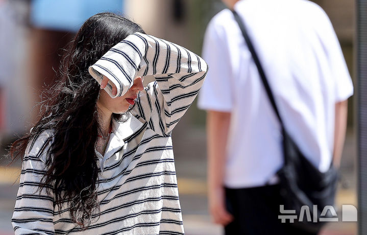 [대구=뉴시스] 이무열 기자 = 대구 낮 최고기온이 25도까지 오르며 초여름 날씨를 보인 15일 대구 중구 동성로에서 한 시민이 손으로 햇빛을 가린 채 이동하고 있다. 2026.04.15. lmy@newsis.com