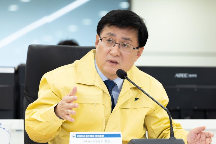 [서울=뉴시스] 김성환 기후에너지환경부 장관이 15일 서울 서초구 한강홍수통제소에서 홍수대응 모의훈련을 지휘하고 있다. (사진=기후에너지환경부 제공) 2026.04.15. photo@newsis.com *재판매 및 DB 금지