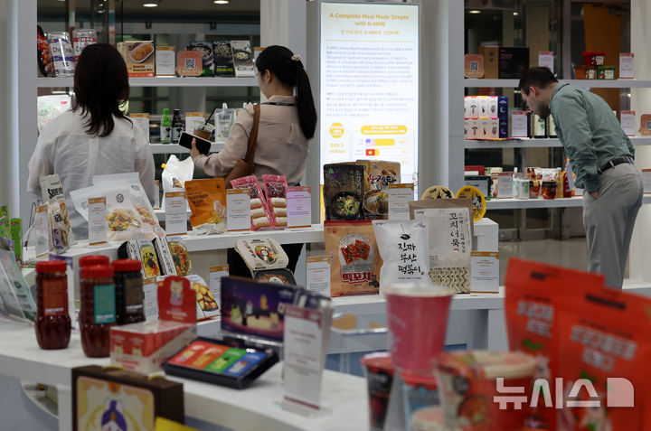 [서울=뉴시스] 이영환 기자 = 15일 오후 서울 서초구 aT센터에서 열린 K-푸드+ 바이어 초청 수출 상담회에서 바이어들이 K-푸드를 살펴보고 있다. 2026.04.15. 20hwan@newsis.com