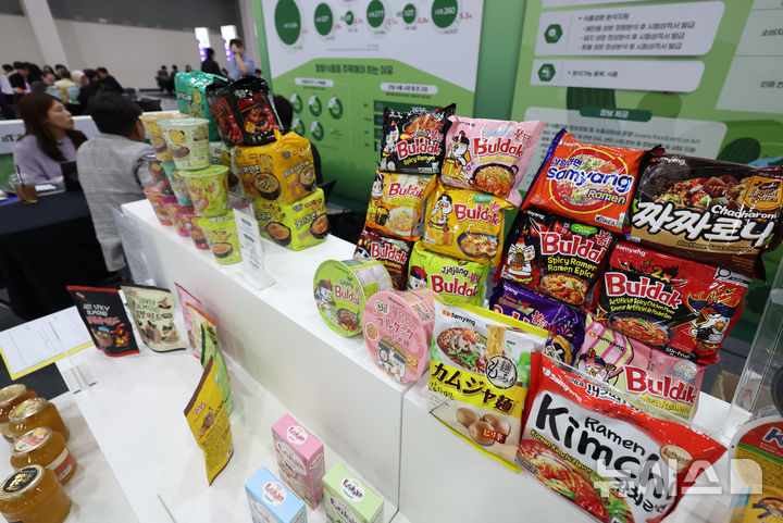 [서울=뉴시스] 이영환 기자 = 15일 오후 서울 서초구 aT센터에서 열린 K-푸드+ 바이어 초청 수출 상담회에서 K-할랄푸드가 진열되어 있다. 2026.04.15. 20hwan@newsis.com