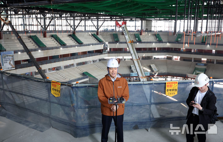 [서울=뉴시스] 김진아 기자 = 오세훈 서울시장이 15일 서울 도봉구 창동 일대 주요 거점 현장답사를 위해 국내 최대규모 전문 공연장이자 복합문화시설인 '서울아레나' 공사현장을 찾아 현장을 둘러본 뒤 브리핑을 하고 있다. 2026.04.15. bluesoda@newsis.com