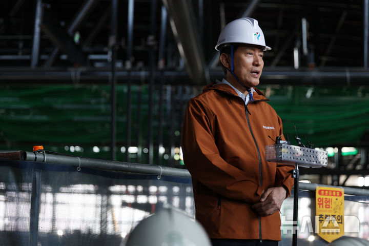 [서울=뉴시스] 김진아 기자 = 오세훈 서울시장이 15일 서울 도봉구 창동 일대 주요 거점 현장답사를 위해 국내 최대규모 전문 공연장이자 복합문화시설인 '서울아레나' 공사현장을 찾아 현장을 둘러본 뒤 브리핑을 하고 있다. 2026.04.15. bluesoda@newsis.com