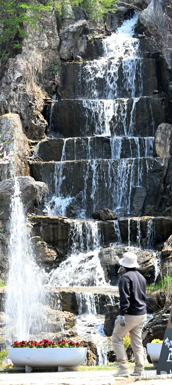 [인천=뉴시스] 전진환 기자 = 초여름 날씨를 보인 15일 오후 인천시 연수구 옥련동의 한 음식점 앞 인공폭포에서 더위를 식혀주는 물줄기가 쏟아지고 있다. 2026.04.15. amin2@newsis.com