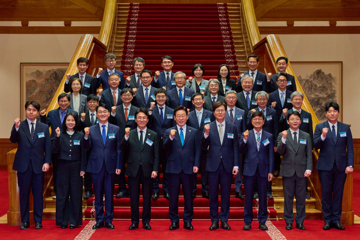 [서울=뉴시스] 최동준 기자 = 이재명 대통령이 15일 청와대에서 열린 규제합리화위원회 제1차 전체회의에서 참석자들과 기념촬영을 하고 있다. (사진=청와대 제공) 2026.04.15. photo@newsis.com *재판매 및 DB 금지