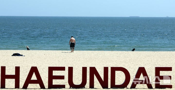  [부산=뉴시스] 하경민 기자 = 전국적으로 초여름 날씨를 보인 15일 부산 해운대구 해운대해수욕장을 찾은 외국인들이 물놀이를 즐기고 있다. 2026.04.15. yulnetphoto@newsis.com