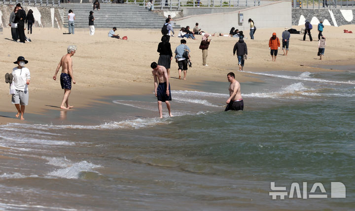  [부산=뉴시스] 하경민 기자 = 전국적으로 초여름 날씨를 보인 15일 부산 해운대구 해운대해수욕장을 찾은 외국인들이 물놀이를 즐기고 있다. 2026.04.15. yulnetphoto@newsis.com