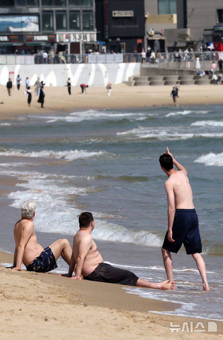  [부산=뉴시스] 하경민 기자 = 전국적으로 초여름 날씨를 보인 15일 부산 해운대구 해운대해수욕장을 찾은 외국인들이 물놀이를 즐기고 있다. 2026.04.15. yulnetphoto@newsis.com