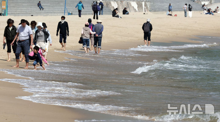  [부산=뉴시스] 하경민 기자 = 전국적으로 초여름 날씨를 보인 15일 부산 해운대구 해운대해수욕장을 찾은 시민과 관광객들이 물놀이를 즐기고 있다. 2026.04.15. yulnetphoto@newsis.com