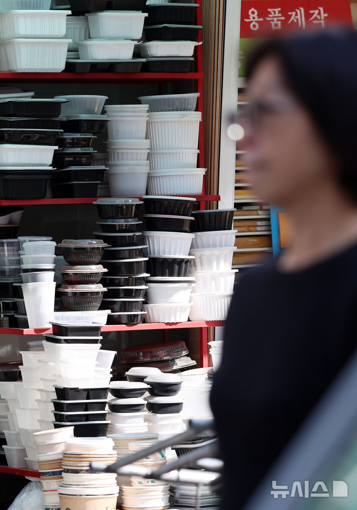 [서울=뉴시스] 조성우 기자 = 중동 사태 여파로 플라스틱과 비닐 등 포장재 원료인 나프타 수급난이 심화하는 가운데 15일 서울 중구 방산시장에 플라스틱 용기 제품이 진열돼 있다. 2026.04.15. xconfind@newsis.com