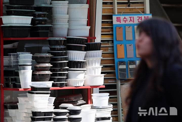 [서울=뉴시스] 조성우 기자 = 중동 사태 여파로 플라스틱과 비닐 등 포장재 원료인 나프타 수급난이 심화하는 가운데 15일 서울 중구 방산시장에 플라스틱 용기 제품이 진열돼 있다. 2026.04.15. xconfind@newsis.com