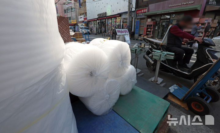 [서울=뉴시스] 조성우 기자 = 중동 사태 여파로 플라스틱과 비닐 등 포장재 원료인 나프타 수급난이 심화하는 가운데 지난 15일 서울 중구 방산시장에 포장재 제품이 진열돼 있다. (사진은 기사와 직접 관련이 없습니다.) 2026.04.16. xconfind@newsis.com