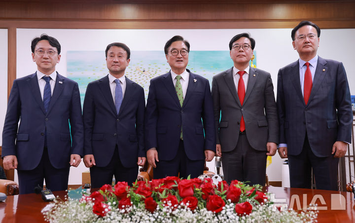 [서울=뉴시스] 조성봉 기자= 우원식 국회의장이 15일 서울 여의도 국회 집무실에서 여야 원내대표단과 기념촬영을 하고 있다. 왼쪽부터 천준호 더불어민주당 원내운영수석부대표, 한병도 원내대표, 우 국회의장, 송언석 국민의힘 원내대표, 유상범 원내운영수석부대표. (공동취재) 2026.04.15. photo@newsis.com