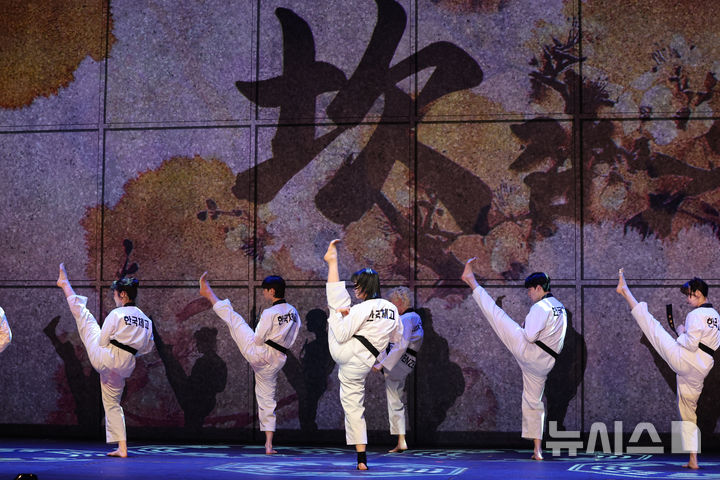 [서울=뉴시스] 박진희 기자 = 뮤지컬 '태권, 날아올라' 출연 배우들이 15일 서울 용산구 국립중앙박물관 극장 용에서 주요 장면을 시연하고 있다. 2026.04.15. pak7130@newsis.com