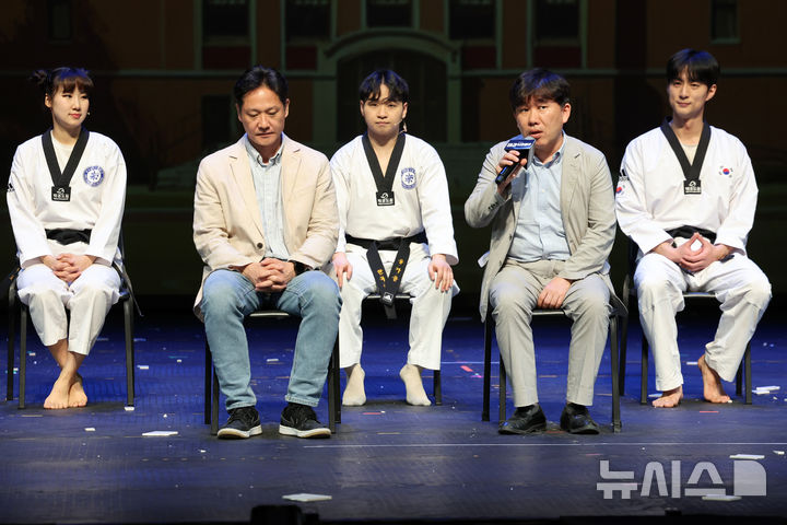 [서울=뉴시스] 박진희 기자 = 뮤지컬 '태권, 날아올라' 프로듀서 강병원(앞줄 오른쪽)과 총감독 집영섭이 15일 서울 용산구 국립중앙박물관 극장 용에서 기자간담회를 하고 있다. 2026.04.15. pak7130@newsis.com