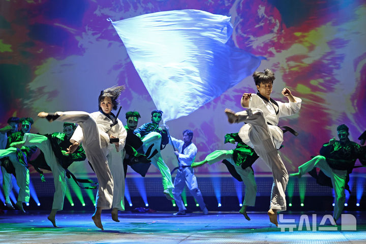 [서울=뉴시스] 박진희 기자 = 뮤지컬 '태권, 날아올라' 출연 배우들이 15일 서울 용산구 국립중앙박물관 극장 용에서 주요 장면을 시연하고 있다. 2026.04.15. pak7130@newsis.com