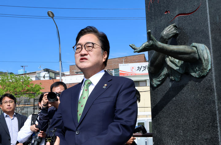 [서울=뉴시스] 김금보 기자 = 우원식 국회의장이 15일 경남 창원시 월영광장에 조성된 부마민주항쟁기념 20주년 상징조형물에 헌화한 뒤 발언을 하고 있다. (사진=국회 제공) 2026.04.15. photo@newsis.com *재판매 및 DB 금지