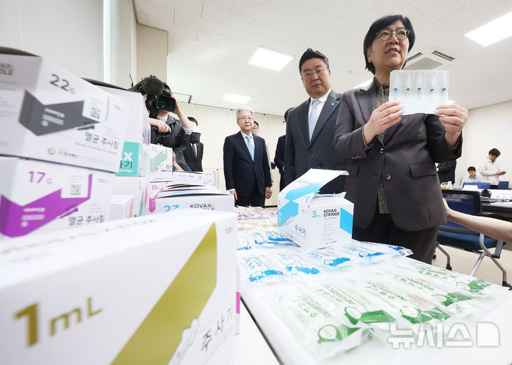 [안산=뉴시스] 최진석 기자 = 정은경 보건복지부 장관이 지난 4월15일 경기 안산시 한국백신에서 열린 '혈액 투석의원 대상 주사기 공급 핫라인 구축 협약식'에서 주사기 제품을 살펴보고 있다. (공동취재) 2026.04.15. photo@newsis.com