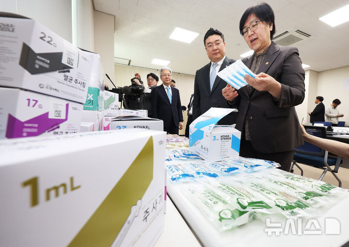 [안산=뉴시스] 최진석 기자 = 정은경 보건복지부 장관이 15일 경기 안산시 한국백신에서 열린 '혈액 투석의원 대상 주사기 공급 핫라인 구축 협약식'에서 주사기 제품을 살펴보고 있다. (공동취재) 2026.04.15. photo@newsis.com