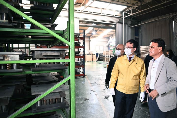 [서울=뉴시스] 황준선 기자 = 여한구 산업통상부 통상교섭본부장이 15일 ‘중동 전쟁 장기화에 따른 물류 차질과 수출환경 불확실성 확대 등으로 어려움을 겪는 수출기업 현장 밀착 지원’을 위해 경기 포천시의 자동차 부품(브레이크 패드·슈) 생산·수출기업인 디온리 오토모티브를 방문하여, 관계자로부터 회사 운영현황 및 애로사항을 청취한 후 브레이크 패드·슈 등 자동차 부품 생산공정 주요시설을 둘러고 있다. (사진=산업통상부 제공) 2026.04.15. photo@newsis.com *재판매 및 DB 금지