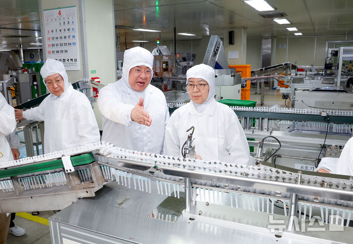 [안산=뉴시스] 최진석 기자 = 정은경 보건복지부 장관이 지난 15일 경기도 안산시 단원구 한국백신 공장을 찾아 주사기 제품 제조 공정을 살펴보고 있다. (공동취재) 2026.04.15. photo@newsis.com