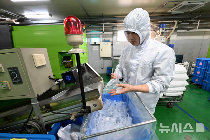 [안산=뉴시스] 최진석 기자 = 중동전쟁으로 인해 의료제품 수급이 불안한 위기 상황이 이어지고 있는 지난 15일 경기도 안산시 단원구 한국백신 공장에서 작업자가 제작된 부품을 살펴보고 있다. (공동취재) 2026.04.15. photo@newsis.com