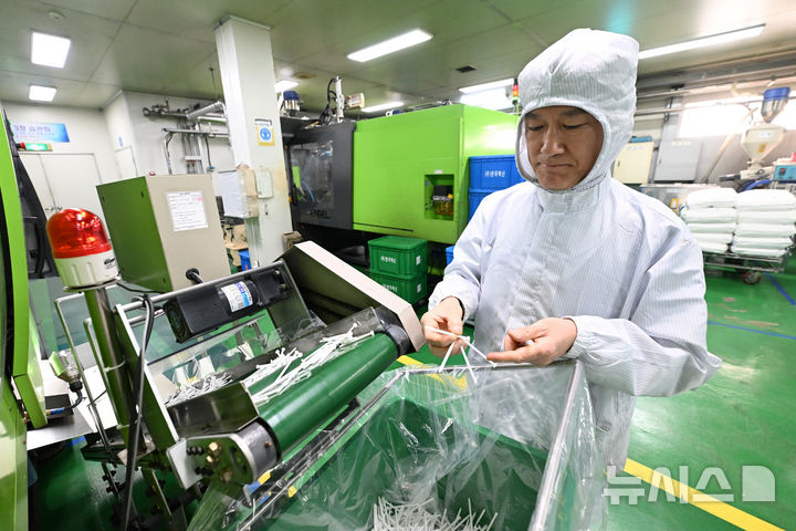 [안산=뉴시스] 최진석 기자 = 중동전쟁으로 인해 의료제품 수급이 불안한 위기 상황이 이어지고 있는 15일 경기도 안산시 단원구 한국백신 공장에서 만들어진 주사기 부품을 작업자가 점검하고 있다. (공동취재). 기사 내용과 무관합니다. 2026.04.15. photo@newsis.com