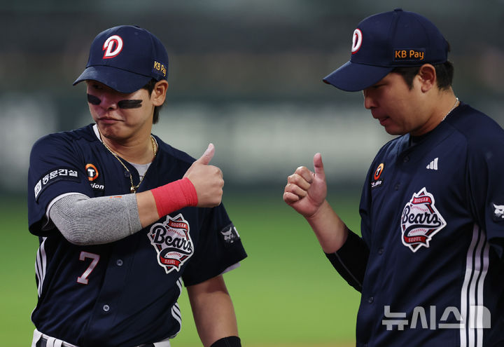 무실점으로 이닝을 마친 뒤 기뻐하는 두산 유격수 박찬호