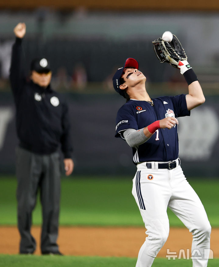 2026 KBO리그 두산-SSG전 4회말 만루 상황에서 내야 뜬공을 처리하는 두산 유격수 박찬호