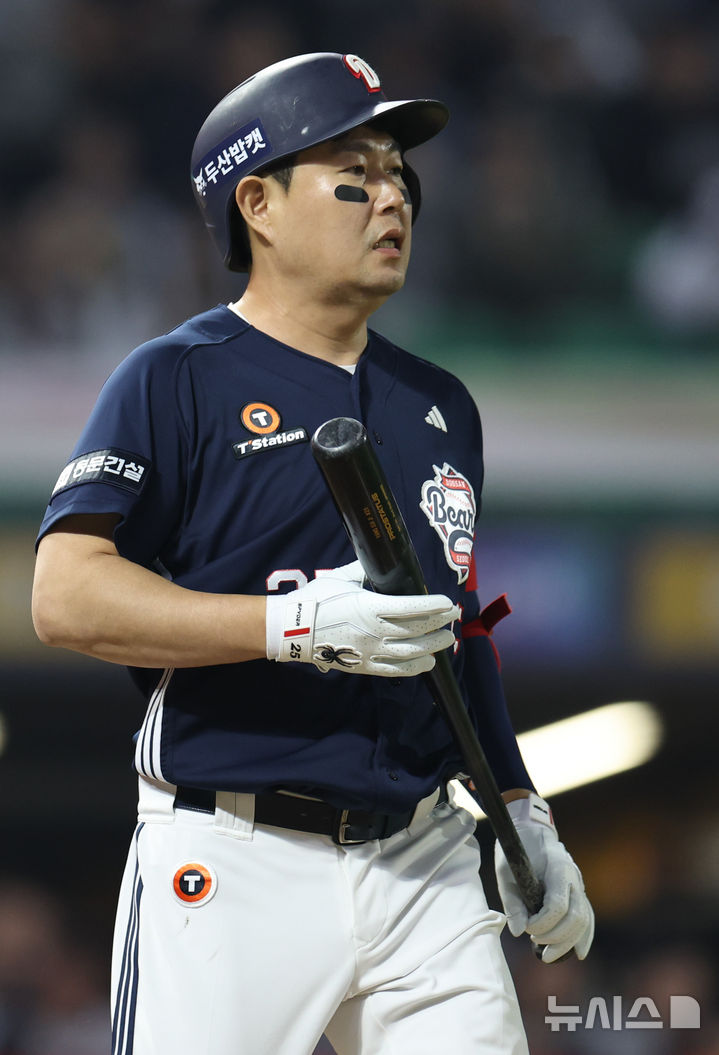 [인천=뉴시스] 최진석 기자 = 15일 인천 SSG랜더스필드에서 열린 2026 KBO리그 두산 베어스와 SSG 랜더스의 경기, 6회초 무사 만루 상황 두산 양의지가 내야 플라이 아웃 뒤 아워하고 있다. 2026.04.15 myjs@newsis.com