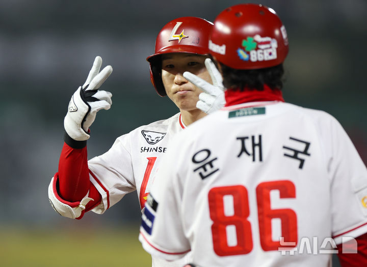 [인천=뉴시스] 최진석 기자 = 15일 인천 SSG랜더스필드에서 열린 2026 KBO리그 두산 베어스와 SSG 랜더스의 경기, 6회말 1사 3루 상황 SSG 박성한이 1타점 안타를 치고 1루에서 기뻐하고 있다. 2026.04.15 myjs@newsis.com